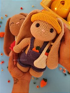 Coelhinho Jardineiro Ravi - Amigurumi/Pelúcia