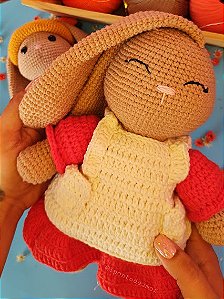 Coelhinha Jardineiera Nivia - Amigurummi pelúcia