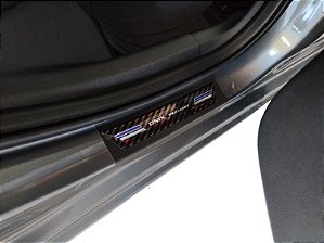 Soleira porta resinada Onix turbo modelo carbono com fundo preto