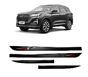 Friso Tiggo 7 Pro com emblema cromado preto metalico