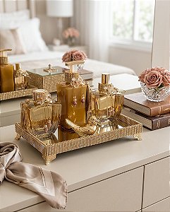 Kit Decorativo Banheiro Dourado Com Bandeja, Saboneteira, Home Spray E Caixa