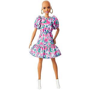 Três bonecas barbie em diferentes roupas e cores de pele