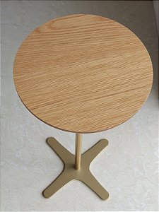 Mesa de Apoio e Mesa Auxiliar Minimalista Redonda 30 cm Alta FLAT Dourada Carvalho Americano