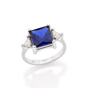 Anel Rommanel Cravejado Por 2 Zircônias Triangulares De 4X4 Mm Nas Laterais E 1 Cristal Quadrado De 8X8 Mm Ao Centro(Joi
