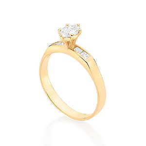 Anel Rommanel Solitário Cravejado Por 4 Zircônias Carrês De 2X2 Mm E 1 Zircônia Oval De 4X6 Mm Ao Centro,