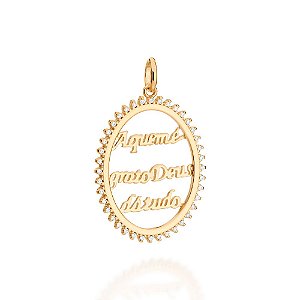 Pingente Oval Cravejado Por 40 Zircônias De 1,0 Mm, Com Frase A Quem É Grato Deus Dá Tudo Ao Centro,Med 3,9 Cm X 2,5 Cm