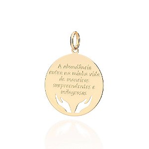 Pingente Composto Por Frase A Abundância Entra Na Minha Vida De Maneiras Surpreendetes E Milagrosas, Composto Por Duas M