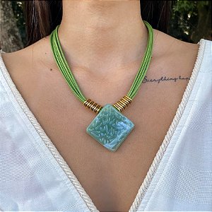 Colar Green mais Pingente em Resina