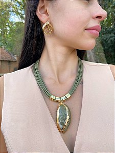 Maxi Colar Verde Oliva com Pingente Concha