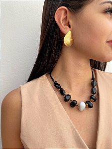 Colar Curto Preto com Entremeios em Resina