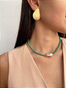 Colar Curto em Cristais Turquesa e Pérola Central Estilo Boho
