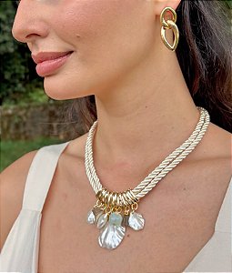 Colar Nude com Pingentes Concha e Madrepérola