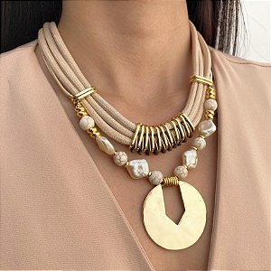 Maxi Colar com Howlita Branca e Pérolas Boho | Medalha Banhada