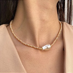 Colar em Cristais Nude e Pérola Central Estilo Boho