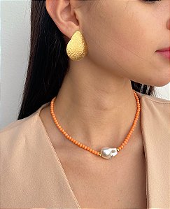 Colar Curto em Cristais Laranja e Pérola Central Estilo Boho