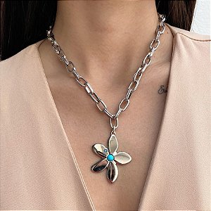 Colar Flor em Alumínio na Cor Prata e Detalhe em Resina