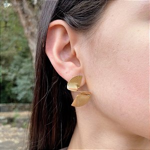 Brinco Banhado Contemporâneo com Curvas