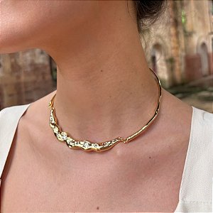 Colar Arco Cromado com Detalhes Geométricos em Strass