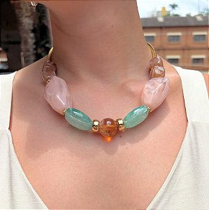 Colar Curto Banhado em Resinas Mescladas