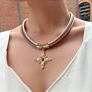 Colar Nude e Marrom com Pingente em Resina
