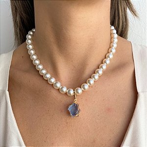 Colar Elegante com Pérolas em Vidro e Pingente Azul
