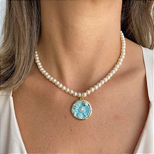 Colar Delicado em Pérolas com Pingente Resina