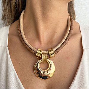 Colar Marrom com Medalha Banhada