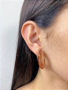 Brinco Argola Marrom em Resina Mesclada