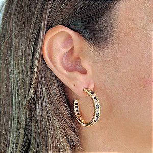 Argola Banhada com Zircônias Pretas e Brancas