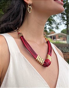 Maxi Colar Nó com Tons de Vermelho