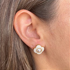 Brinco Flor em Madrepérola Banhado