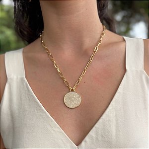 Colar Curto Banhado com Medalha Mesclada