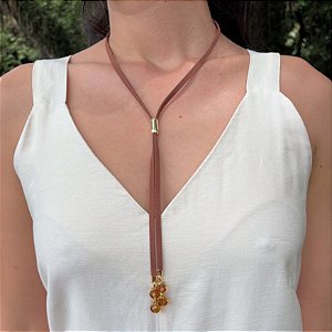 Colar Gravata em Couro Camurça Marrom