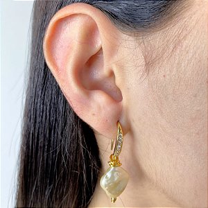 Brinco Gancho com Zircônia e Moeda em Pérola Boho