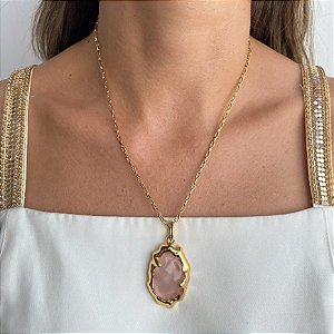 Colar Banhado e Pingente Assimétrico em Resina Rosa