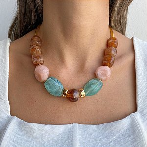 Colar Curto em Resina com Nuances
