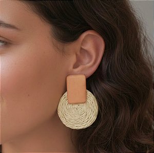 Brinco Madeira e Palha Clara