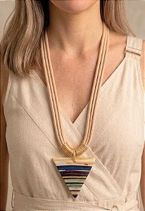 Colar Longo e Triângulo em Resina