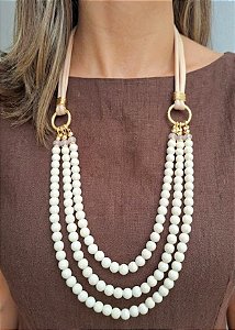 Colar Longo e Resinas Nude