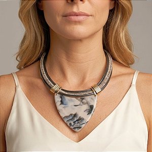 Maxi Colar Preto e Resina Triangular