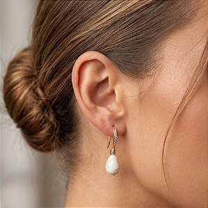 Brinco Gancho Zircônia e Howlita Branca