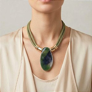 Colar Curto Verde Pingente Oval Resina