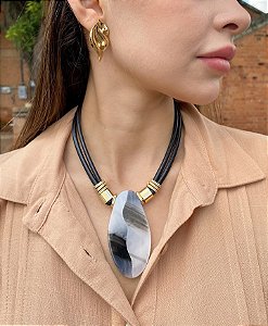 Colar Curto Preto Resina Oval Mesclada