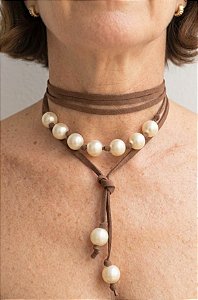 Choker Marrom Camurça e Pérolas