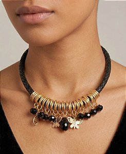 Colar Preto Couro Sintético e Pingentes