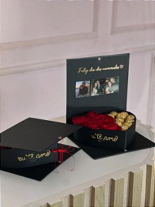 Caixa Livro em Formato de Coração Com Ferrero Rocher e Flores - Código 0560