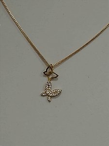 Gargantilha com pingente borboleta no bruto.