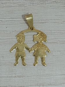 Pingente menina e menino