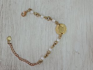 Pulseira pérola com moeda com desenho coração