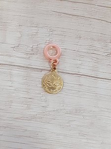 Berloque moeda flor de lótus